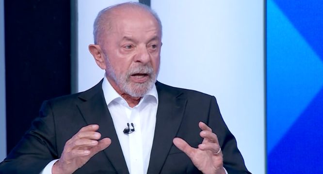 Consegue decorar, mas não consegue aprender, diz Lula sobre Flávio Bolsonaro