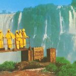 Construída há mais de 30 anos, passarela das Cataratas do Iguaçu resistiu a 46 milhões de litros de água por segundo; conheça a história