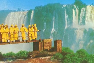 Construída há mais de 30 anos, passarela das Cataratas do Iguaçu resistiu a 46 milhões de litros de água por segundo; conheça a história