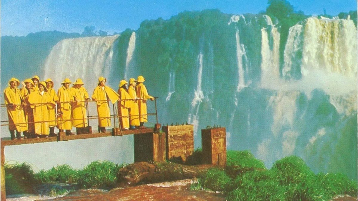Construída há mais de 30 anos, passarela das Cataratas do Iguaçu resistiu a 46 milhões de litros de água por segundo; conheça a história