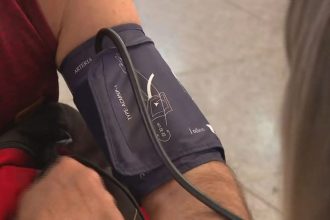 Controle da pressão alta poderia evitar mais de 500 mil mortes por doenças cardiovasculares por ano, mostra pesquisa