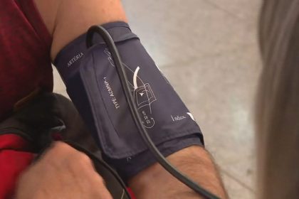 Controle da pressão alta poderia evitar mais de 500 mil mortes por doenças cardiovasculares por ano, mostra pesquisa