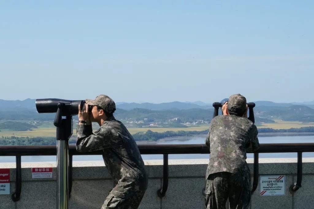 Coreia do Norte lança cerca de 10 mísseis balísticos em direção ao mar na costa leste, afirma Seul