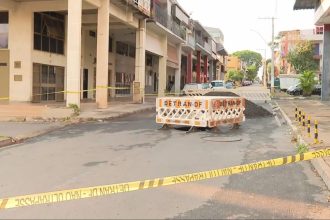 Cratera de 4 metros está aberta há quase uma semana na Asa Norte, em Brasília