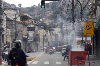 Criança é baleada durante comemoração no Complexo da Penha (RJ)