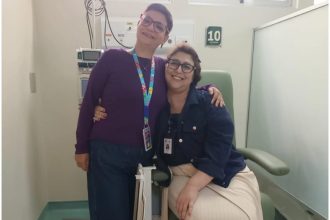 De colega a paciente: enfermeira enfrenta câncer de mama no hospital onde trabalha há 28 anos