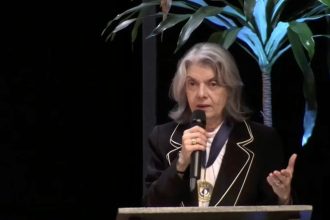 Democracia garante maior espaço de liberdade, diz Cármen Lúcia