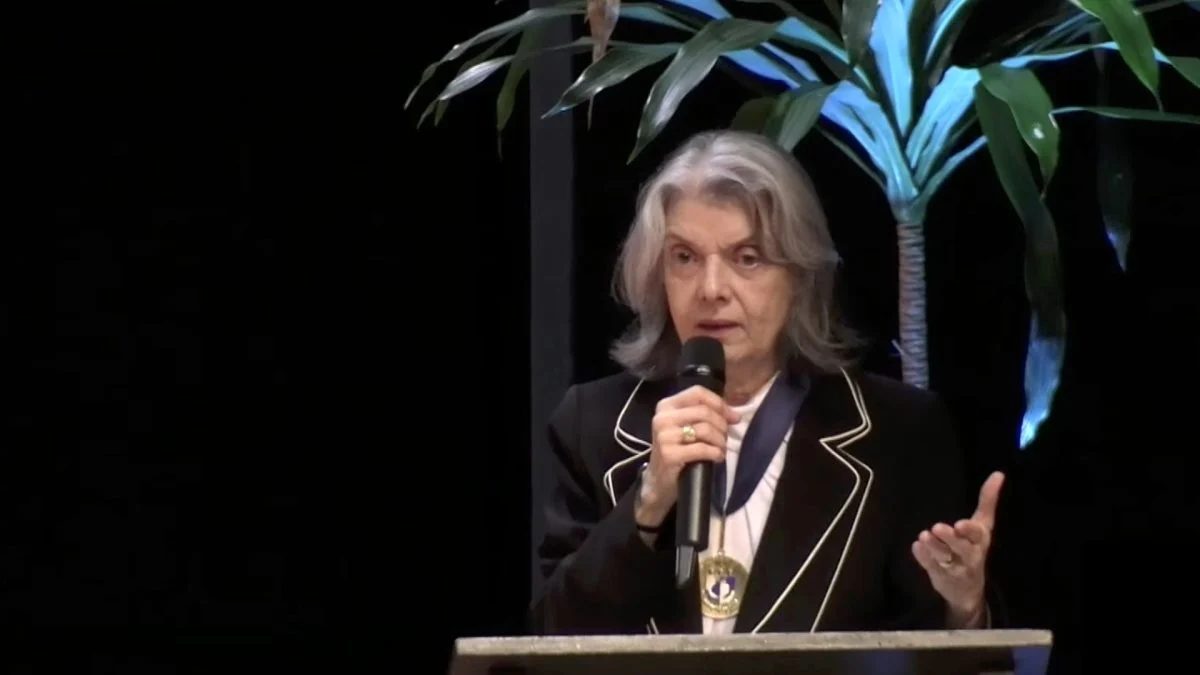 Democracia garante maior espaço de liberdade, diz Cármen Lúcia