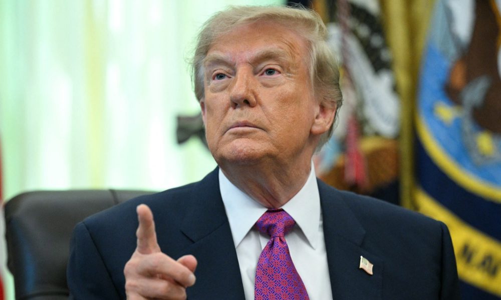 Democratas criticam Trump por concessão de visto a Flávio e família