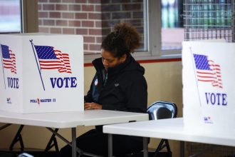 Democratas dizem que Rússia faz campanha de desinformação contra oposição de Trump nas midterms