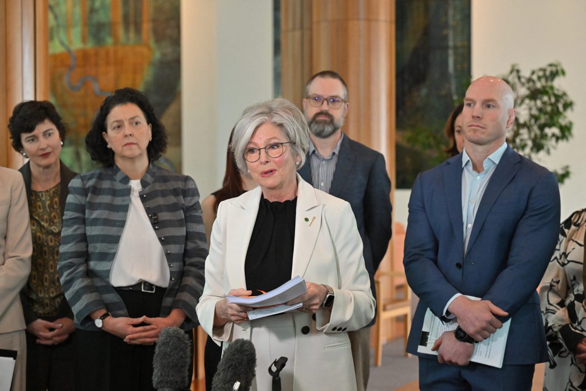 Deputada australiana tem as duas pernas amputadas após ser atropelada perto de gabinete