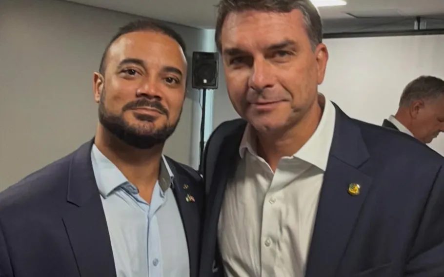 Deputado lança cartilha para rebater fake news sobre Flávio