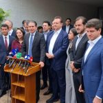 Deputados negociam voto distrital em 2034 em reunião com Motta