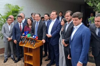 Deputados negociam voto distrital em 2034 em reunião com Motta