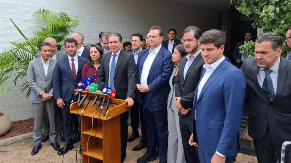 Deputados negociam voto distrital em 2034 em reunião com Motta