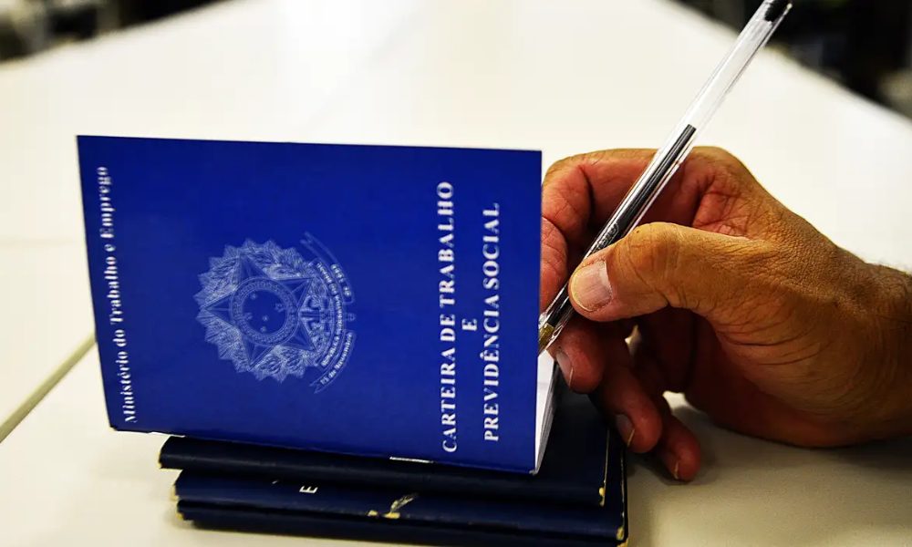 Desemprego cai para 5,2% no Brasil e registra menor nível em 14 anos, diz IBGE