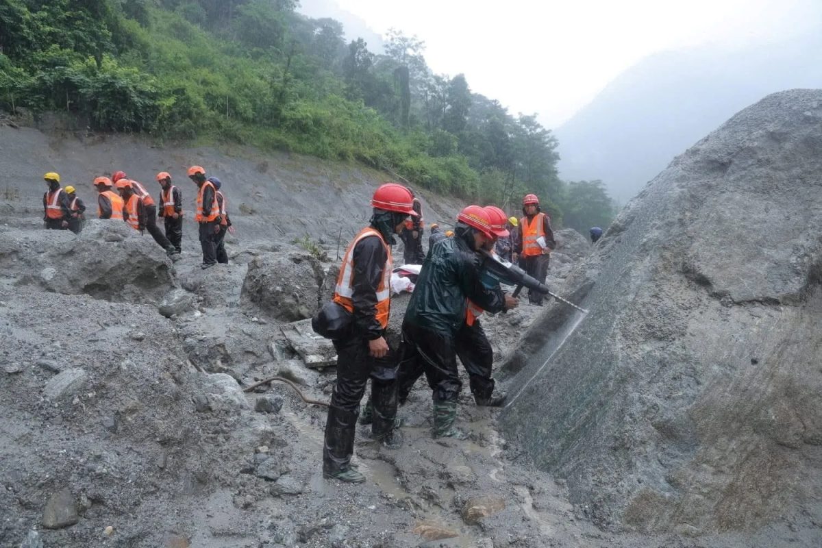 Deslizamento de terra provoca nova enchente no Nepal e alerta de evacuação