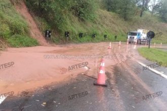 Deslizamento e buraco em rodovias causam interdições e lentidão no interior de SP