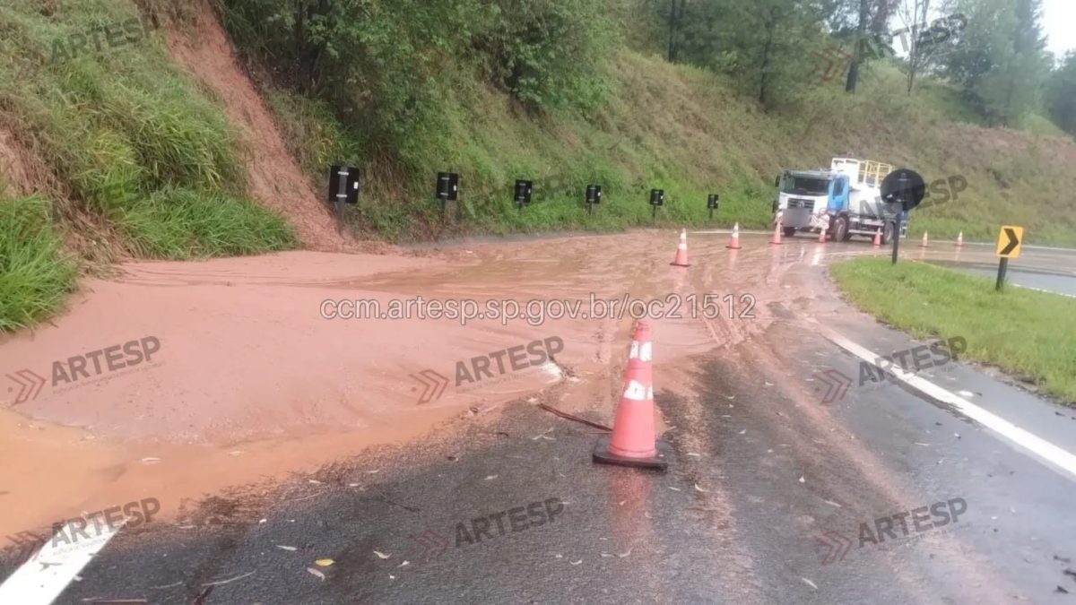 Deslizamento e buraco em rodovias causam interdições e lentidão no interior de SP