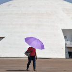 DF terá fim de semana quente, com previsão de chuvas isoladas no segundo turno das eleições