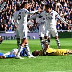 Dibu Martinez deixa campo de maca após choque de cabeça na Premier League