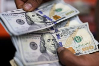 Dólar abre em alta, com balanços corporativos e pesquisas eleitorais no foco