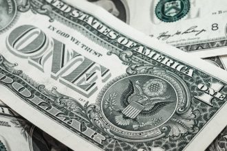 Dólar abre em alta, com decisão de juros dos EUA no foco