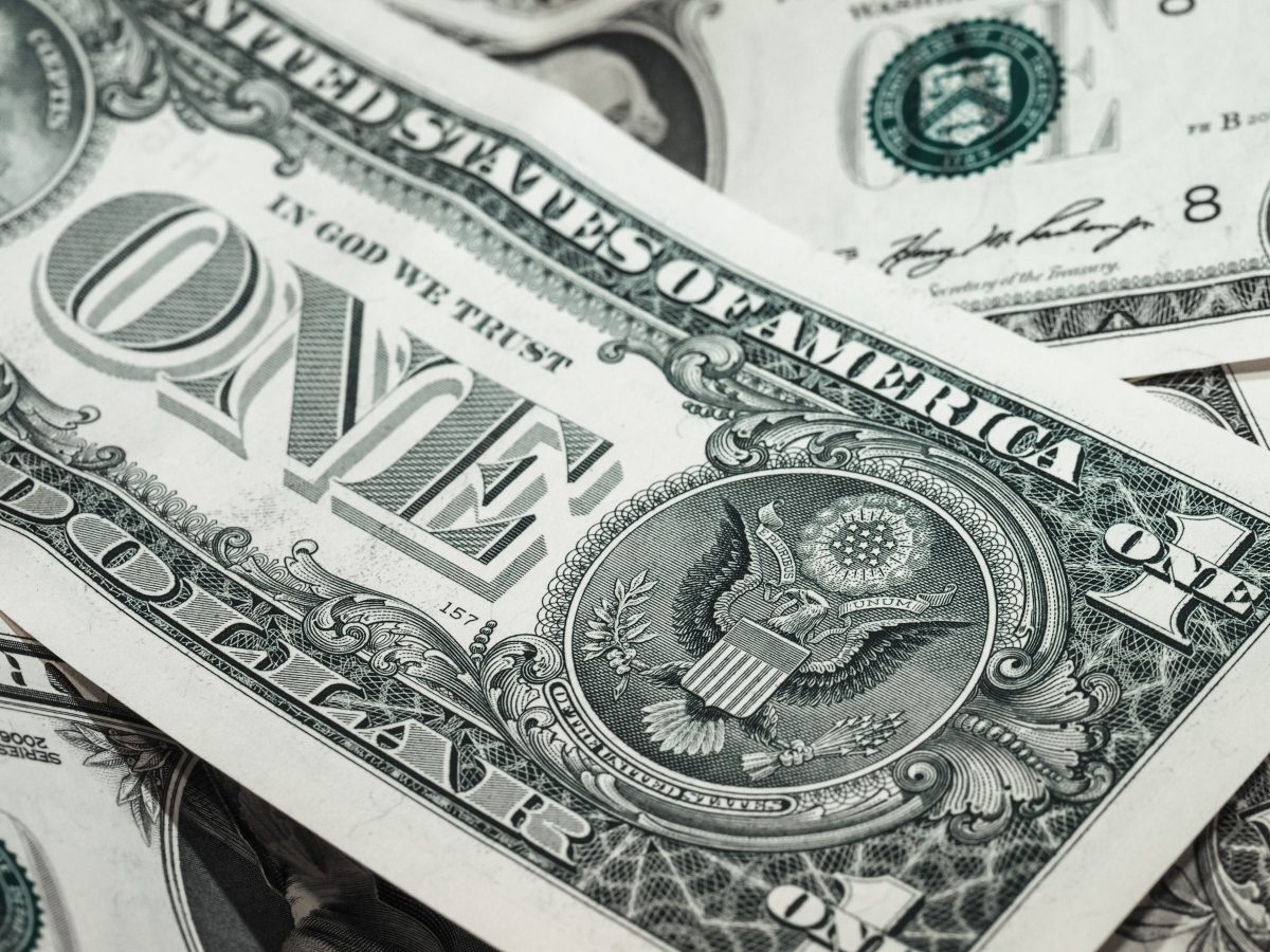 Dólar abre em alta, com decisão de juros dos EUA no foco