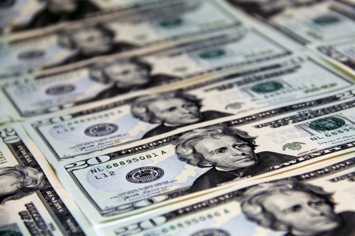 Dólar abre em alta, com foco em inflação americana e pesquisas eleitorais
