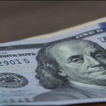 Dólar abre em alta, com foco em preços do petróleo e novas pesquisas eleitorais no Brasil