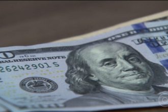 Dólar abre em alta, com foco em preços do petróleo e novas pesquisas eleitorais no Brasil