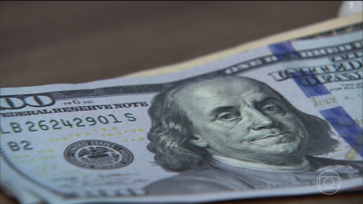 Dólar abre em alta, com foco em preços do petróleo e novas pesquisas eleitorais no Brasil