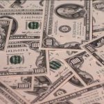 Dólar abre em alta de 8% após vitória de Lula no 2º turno; ações brasileiras caem no exterior