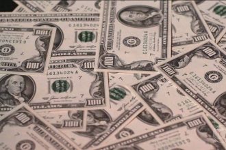 Dólar abre em alta de 8% após vitória de Lula no 2º turno; ações brasileiras caem no exterior