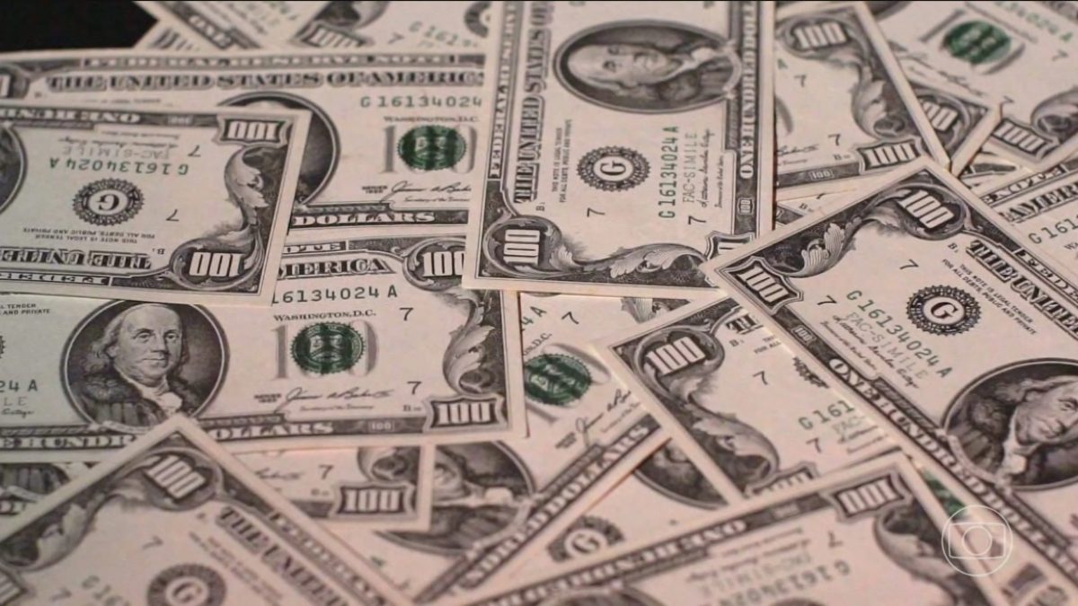 Dólar abre em alta de 8% após vitória de Lula no 2º turno; ações brasileiras caem no exterior