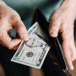 Dólar abre em alta, no último pregão antes do 2º turno