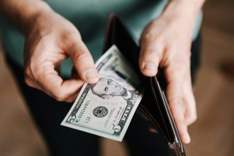 Dólar abre em alta, no último pregão antes do 2º turno