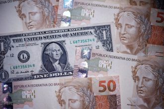 Dólar abre em leve alta, com novos dados de emprego no radar