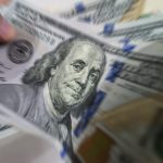 Dólar abre em queda, com eleições ainda no radar e à espera do Fed