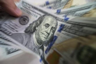 Dólar abre em queda, com eleições ainda no radar e à espera do Fed