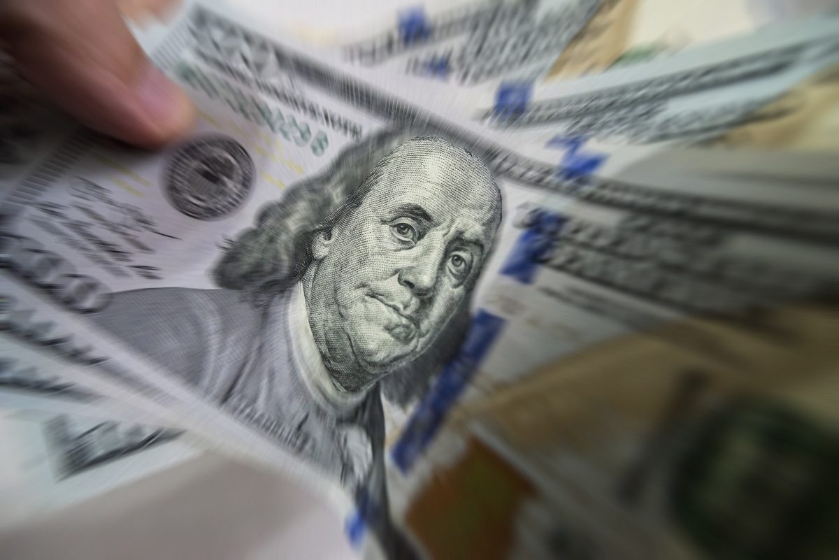 Dólar abre em queda, com eleições ainda no radar e à espera do Fed