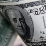 Dólar abre em queda, de olho em dados dos EUA e protestos na Europa