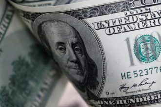 Dólar abre em queda, de olho em dados dos EUA e protestos na Europa