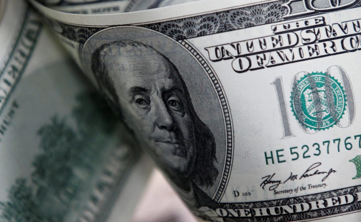 Dólar abre em queda, de olho em dados dos EUA e protestos na Europa
