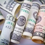 Dólar abre em queda, na reta final da eleição e com petróleo no radar