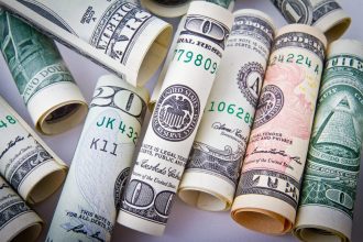 Dólar abre em queda, na reta final da eleição e com petróleo no radar