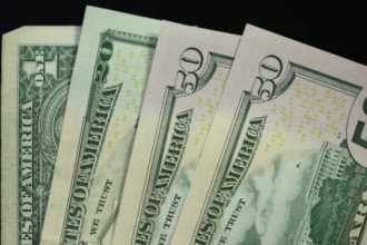 Dólar dispara 12,52% e vai a R$ 5,60 após reeleição de Lula