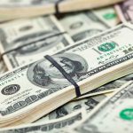 Dólar opera em alta, com avanço nos preços do petróleo e na reta final das eleições no Brasil; Ibovespa cai