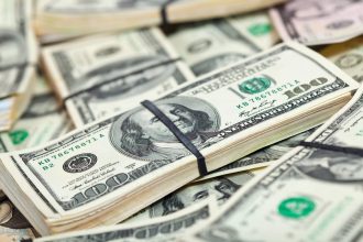 Dólar opera em alta, com avanço nos preços do petróleo e na reta final das eleições no Brasil; Ibovespa cai