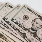 Dólar opera em alta, com foco em inflação americana e cenário político brasileiro